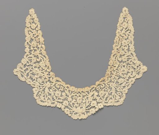 Collar of bobbin lace with symmetrical pattern of flower branches with curling tendrils