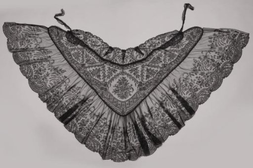 Cape of black bobbin lace with a bouquet on the back