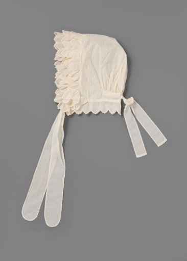 Batiste cap with three flounces with scalloped edges and chin straps