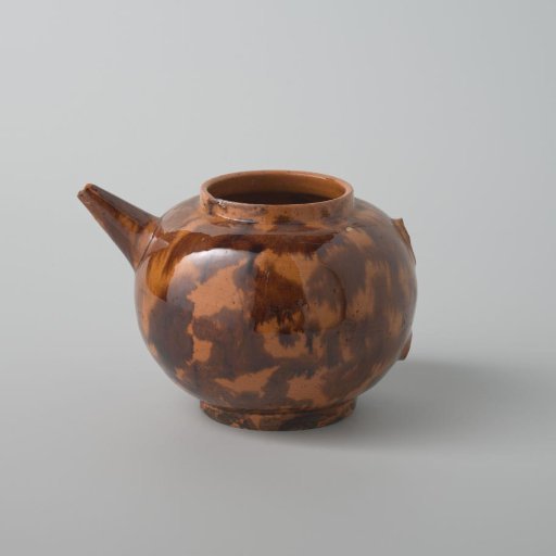 Teapot of earthenware with a yellow glaze and brown spots (De Caluwe kiln waste)