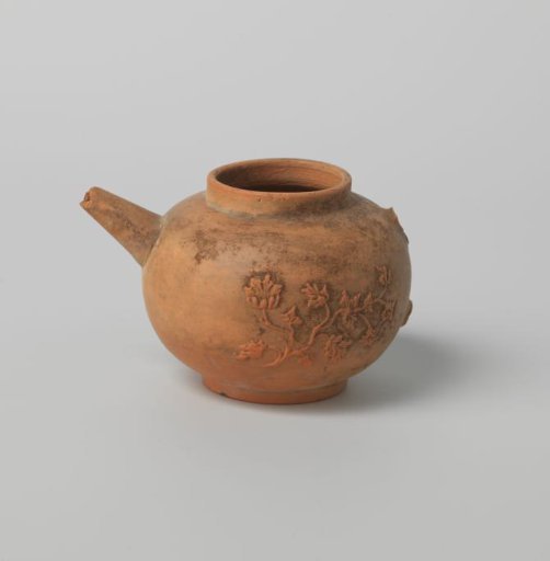 Teapot with vine scrolls in relief (De Caluwe kiln waste)