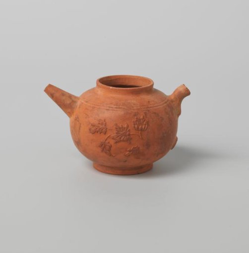 Teapot with vine scrolls in relief (De Caluwe kiln waste)