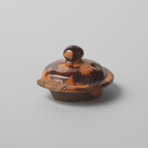 Lid of a teapot with brown spots (De Caluwe kiln waste)
