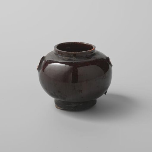 Black-glazed teapot (De Caluwe bakafval)