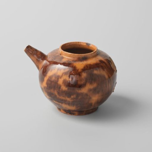 Teapot with a decoration of brown spots (De Caluwe bakafval)