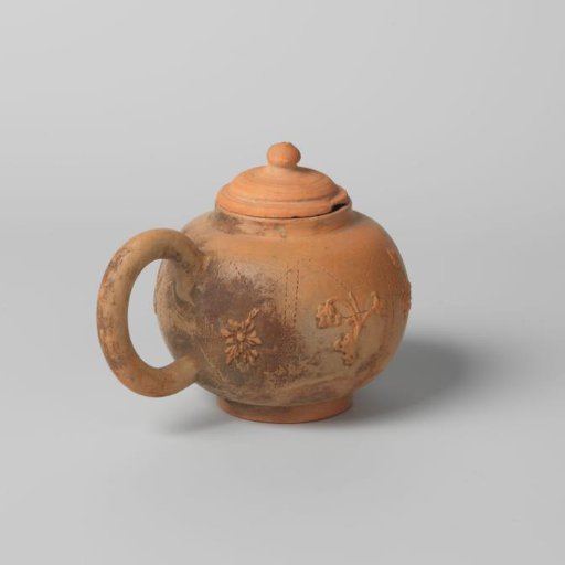 Teapot with floral scrolls in relief and incised lines (De Caluwe bakafval)