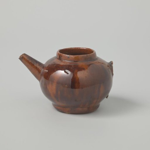 Teapot with brown spots under the glaze (De Caluwe kiln waste)
