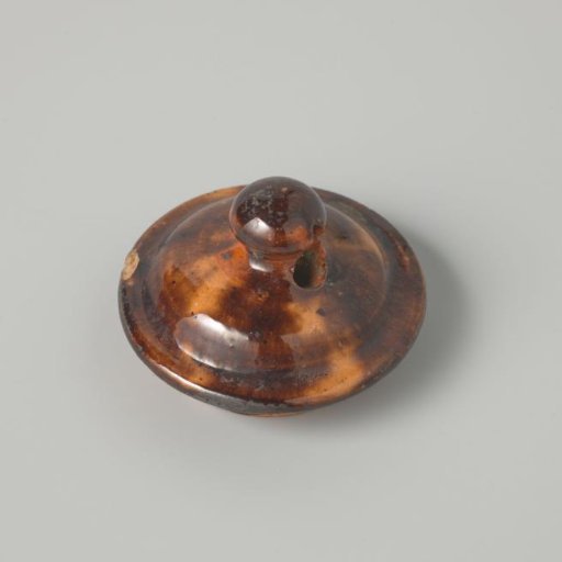 Lid of a Teapot with Brown Spots Under the Glaze (De Caluwe Bakafval)