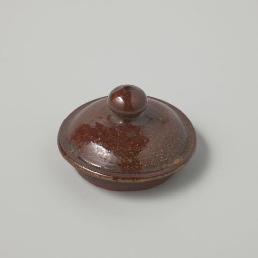 Lid of a teapot with a brown glaze (De Caluwe kiln waste)