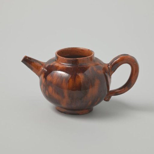 Teapot with brown spots under a yellow glaze (De Caluwe kiln waste)