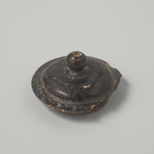 Cover of a Teapot with a Black Glaze (De Caluwe bakafval)