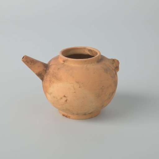 Teapot of unglazed earthenware (The Caluwe kiln waste)