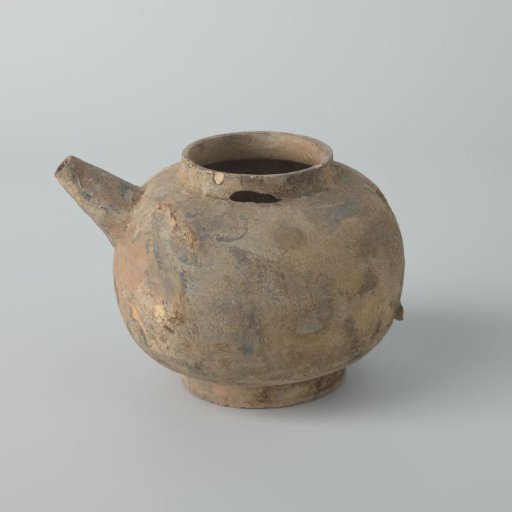 Teapot of unglazed earthenware with attached dirt (De Caluwe kiln waste)