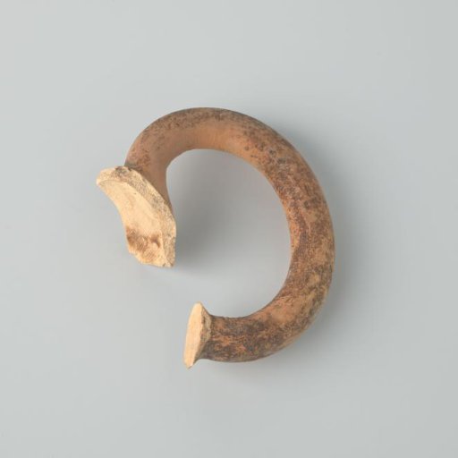 Handle of unglazed earthenware (De Caluwe kiln waste)