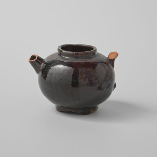 Teapot with a black glaze (De Caluwe bakafval)