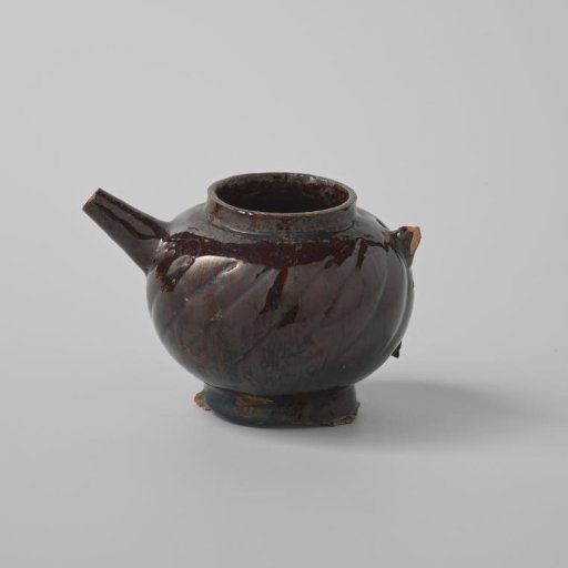 Teapot with Black Glaze (De Caluwe bakafval)