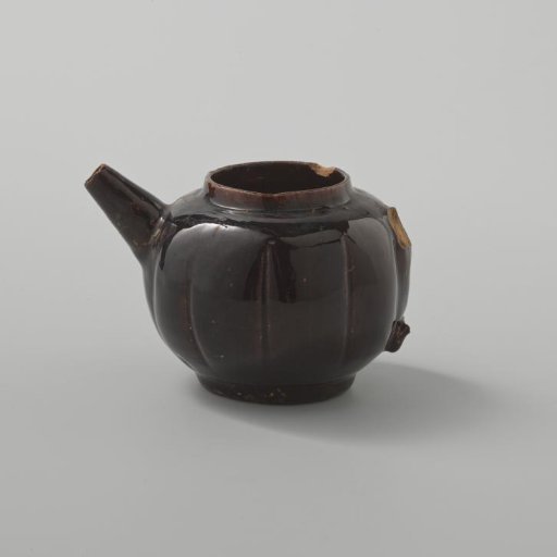 Teapot with a black glaze (De Caluwe bakafval)