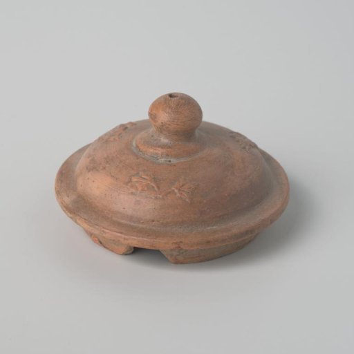 Lid of a teapot with relief vines (De Caluwe bakafval)