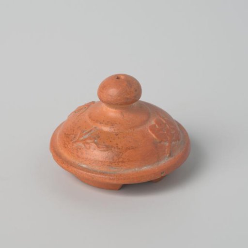 Lid with relief vines (De Caluwe kiln waste)