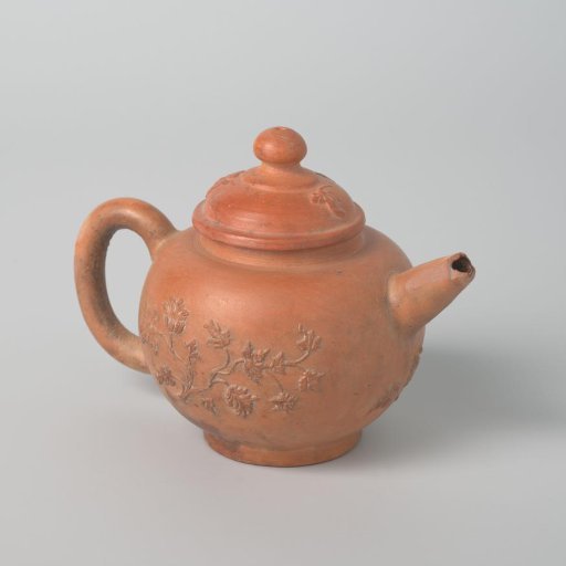 Teapot of earthenware with vines in relief (De Caluwe kiln waste)