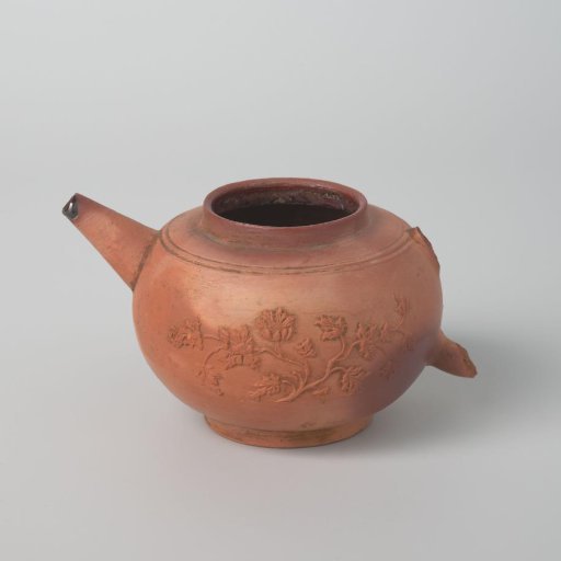 Teapot with flower branches in relief (De Caluwe kiln waste)