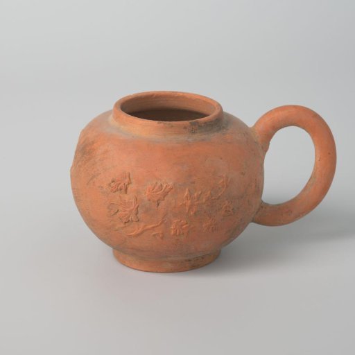 Teapot with flower branches in relief (De Caluwe kiln waste)