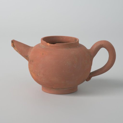 Teapot of unglazed earthenware (De Caluwe bakafval)