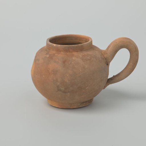 Teapot of unglazed earthenware (De Caluwe kiln waste)