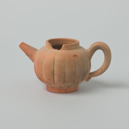 Teapot with lobed wall (De Caluwe bakafval)