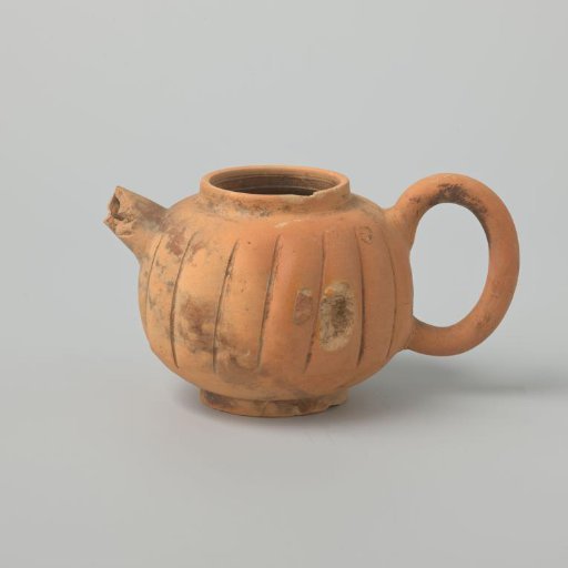 Ribbed teapot (De Caluwe kiln waste)