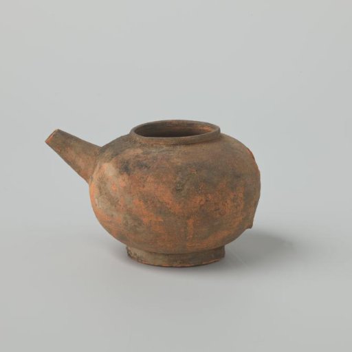 Teapot of unglazed earthenware (De Caluwe kiln waste)