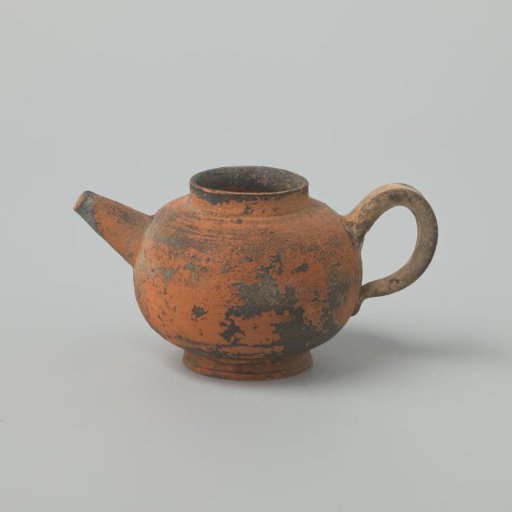 Teapot of unglazed earthenware (De Caluwe kiln waste)