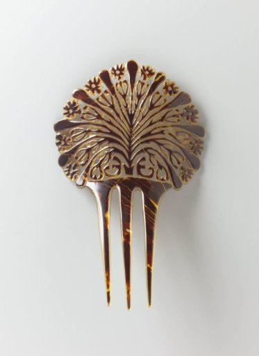 Tortoiseshell Hair Comb with an Openwork Back Featuring a Fanning Leaf Motif and Three Teeth
