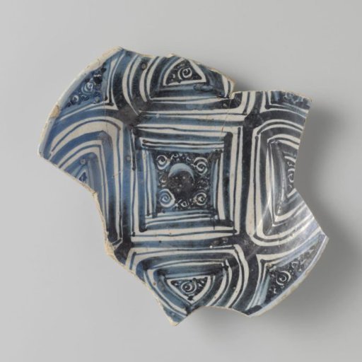 Bord met geometrisch decor