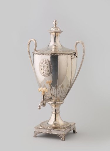 Lid for a tap kettle with an ivory handle