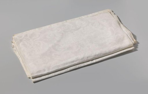 Tablecloth of linen damask with acanthus volutes and coats of arms of Van Bronckhorst and Van der Capellen