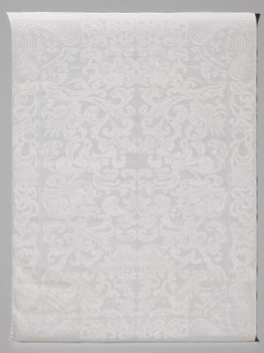 Napkin of linen damask with acanthus volutes and coats of arms of Van Bronckhorst and Van der Capellen
