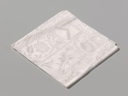Tablecloth of white linen with a pattern of scattered flowers and with the coat-of-arms and name weavings ZOETE VAN LAEKE and HERTAING