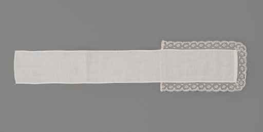 Bow tie, rectangular, of linen batiste with smooth applied scalloped and picoted Valenciennes lace strip