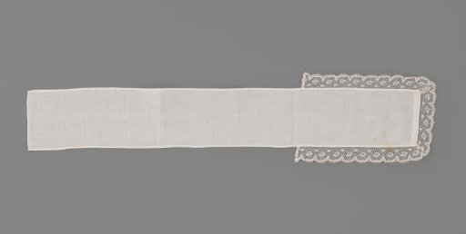 Bow tie, rectangular, of linen batiste with a smooth applied scalloped and picoted strip of Valenciennes lace