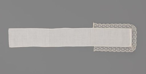 Bow tie, rectangular, of linen batiste with a smoothly applied scalloped and picoted strip of Valenciennes lace