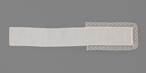 Bow tie, rectangular, of linen batiste with a smoothly applied scalloped and picoted strip of Valenciennes lace