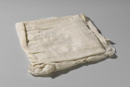 Cradle curtain of batiste with grapevine motifs
