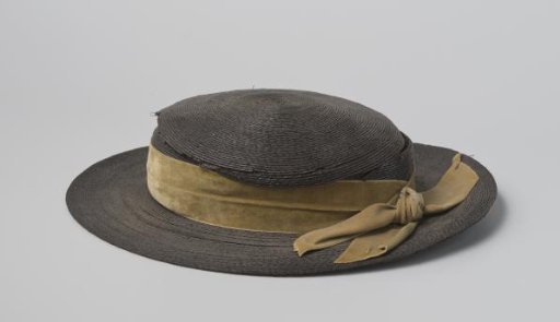 Hat of black straw with a moss-green velvet ribbon