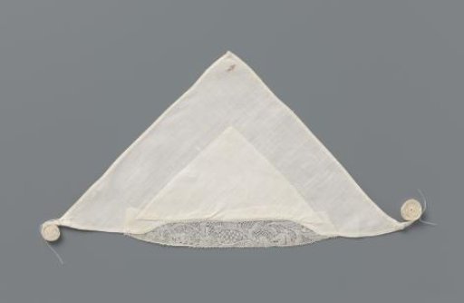 Tablecloth of linen with a strip of Binche lace, with a straight border with double leaf scroll forming a cartouche with spiders