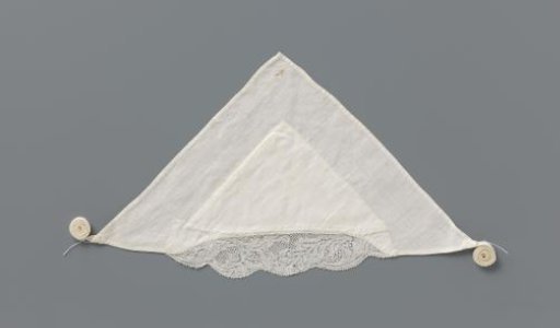 Tablecloth of linen with a strip of bobbin lace with scalloped border with double scroll and a hanging flower