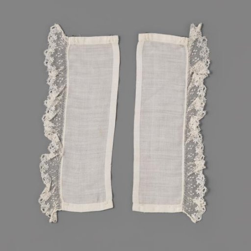 Cuff of batiste with a gathered strip of Brussels lace