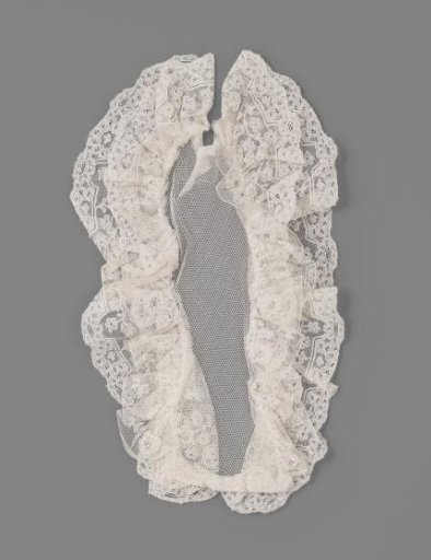 Jabot with round neck of tulle with Mechlin lace