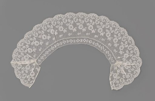 Round collar of Mechlin lace