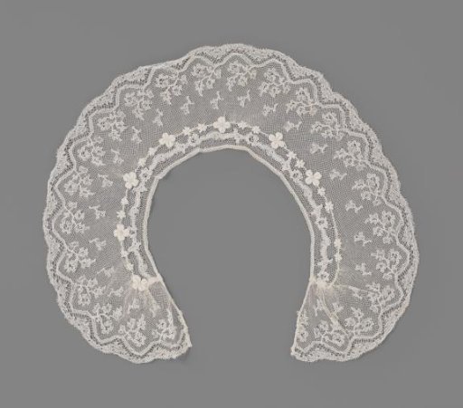 Round collar of Mechlin lace
